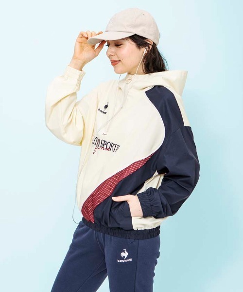 le coq sportif（ルコックスポルティフ）の「ルコック イヤートップクロスジャケット フード付き 撥水 脇ポケット  ジャージ スウェット スポーツウエア レディース トレーニングウエア（その他アウター・レディース・ホワイト/ネイビー・M/L/XL/S）」の14枚目の写真