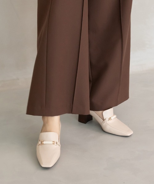RANDA（ランダ）の「ビットパーツチャンキーヒールシューズ（パンプス・レディース・ダークブラウン/アイボリー/ブラック・M/L/LL/S）」の2枚目の写真