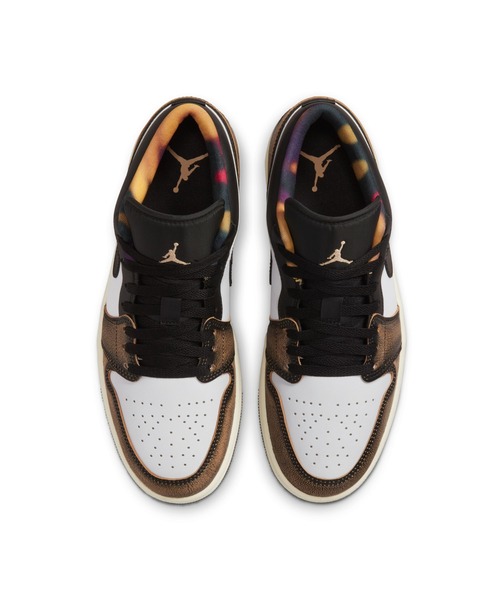 JORDAN BRAND(ジョーダンブランド)の「エア ジョーダン 1 LOW SE メンズシューズ / Air Jordan 1 Low SE Men's Shoes(スニーカー・メンズ・ブラック/グリーン系その他2・29.5/25/30/27.5/29/26.5/28/26/28.5/27/25.5)」の5枚目の写真