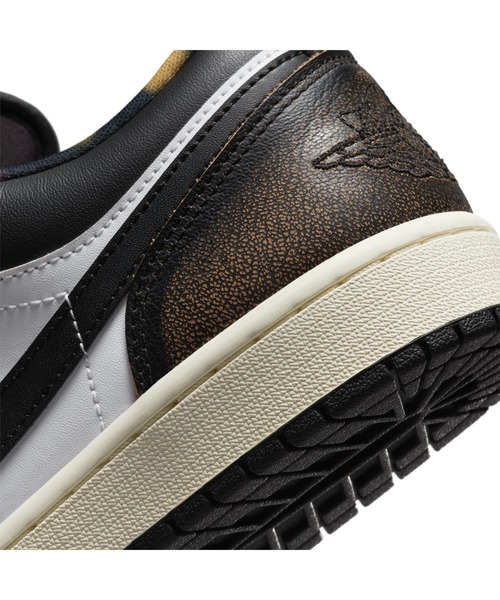 JORDAN BRAND(ジョーダンブランド)の「エア ジョーダン 1 LOW SE メンズシューズ / Air Jordan 1 Low SE Men's Shoes(スニーカー・メンズ・ブラック/グリーン系その他2・29.5/25/30/27.5/29/26.5/28/26/28.5/27/25.5)」の9枚目の写真