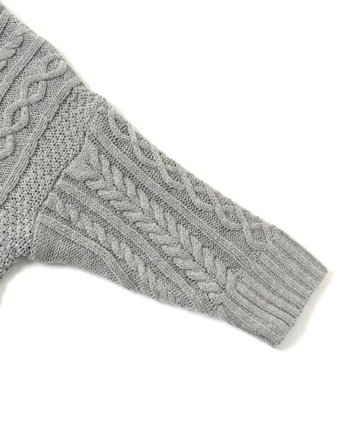 Seraph（セラフ）の「ケーブルニットセーター_ウォッシャブル（ニット/セーター・キッズ・グレー/ミント/オフホワイト/ネイビー/サーモンピンク・130/140/110/100/80/95/120/90）」の11枚目の写真