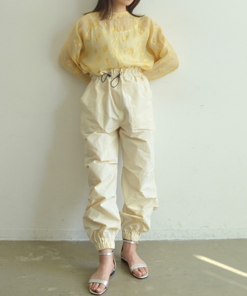 THE YOn(ザヨン)の「ウエストギャザーナイロンパラシュートイージーパンツ(その他パンツ・レディース・ミント/ラベンダー/アイボリー・FREE)」の11枚目の写真