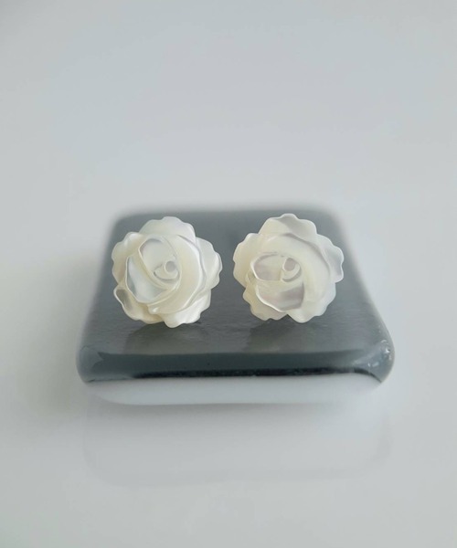 CERCA（チェルカ）の「SARINOHANA/バラ（薔薇）一粒天然石フラワーピアス/14KGF/SILVER925（ピアス（両耳用）・レディース・ブラック/ホワイト/ピンク/アニマル/A/B/C/D/レンガ/F/スモークピンク/E・FREE）」の2枚目の写真