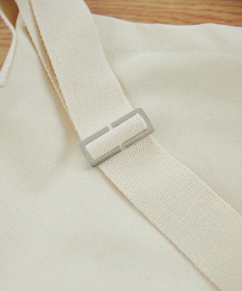 ANGIE（アンジー）の「アジャスターベルト付き キャンバスショルダーバッグ（ショルダーバッグ・レディース・ブラック/アイボリー・FREE）」の4枚目の写真