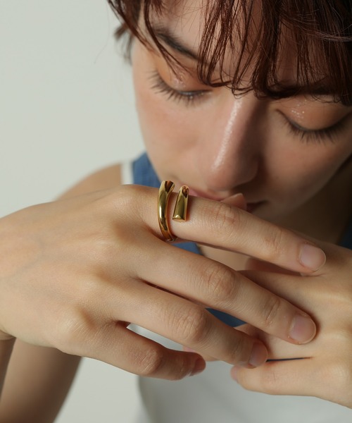 ORLEAN（オルレアン）の「金属アレルギー対応 ボリュームデザインフォークリング サージカルステンレス（リング・レディース・シルバー/ゴールド・11号）」の14枚目の写真
