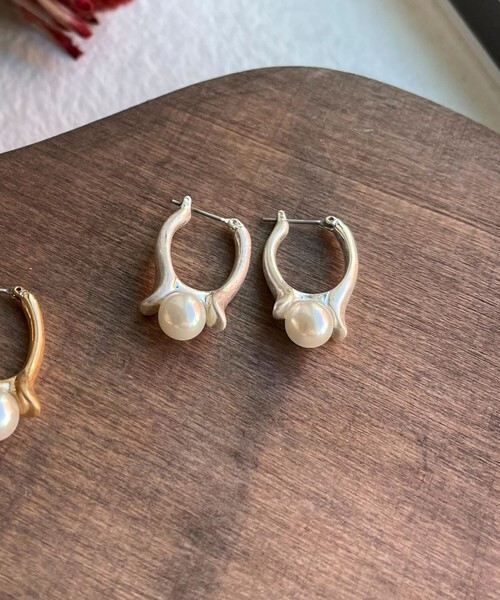 fredy emue(フレディエミュ)の「パールリングモチーフマットピアス(ピアス(両耳用)・レディース・シルバー/ゴールド・FREE)」の2枚目の写真