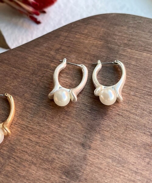 fredy emue(フレディエミュ)の「パールリングモチーフマットピアス(ピアス(両耳用)・レディース・シルバー/ゴールド・FREE)」の3枚目の写真