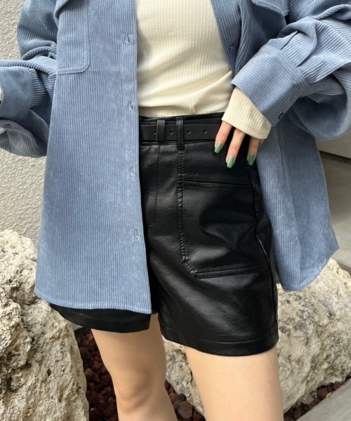 nemne store(ネンネストア)の「ベルト付フェイクレザーショートパンツ(その他パンツ・レディース・ブラック/ブラウン・SMALL/MEDIUM)」の3枚目の写真