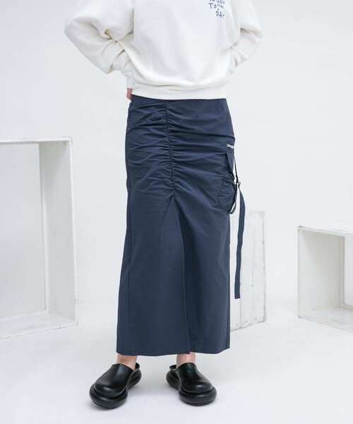 KBF(ケイビーエフ)の「シャーリングスリットワークスカート(スカート・レディース・イエロー/ネイビー/オフホワイト・ONE)」の4枚目の写真