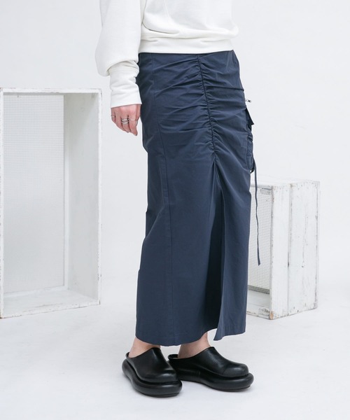 KBF(ケイビーエフ)の「シャーリングスリットワークスカート(スカート・レディース・イエロー/ネイビー/オフホワイト・ONE)」の7枚目の写真