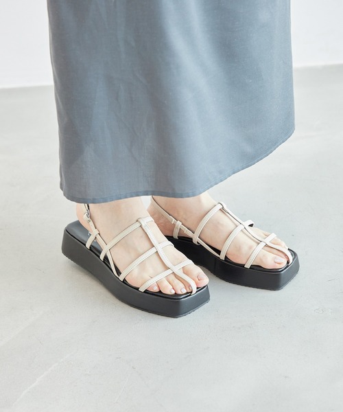 ROPE' PICNIC(ロペピクニック)の「スキニーストラッププラットフォームサンダル(サンダル・レディース・ゴールド/キナリ/ブラック・24.5cm/23.5cm/23.0cm/24.0cm)」の2枚目の写真