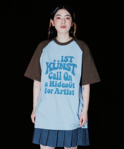 ISTKUNST（イストクンスト）の「A'GEM/9 × .kom 『ISTKUNST/イストクンスト』 HIDEOUT RAGLAN TEE/ハイドアウト ラグラン Tシャツ（Tシャツ/カットソー・メンズ・ライトグレー/ブラック/ライトブルー・M/L）」の3枚目の写真