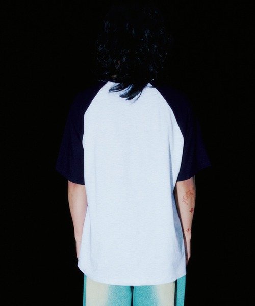 ISTKUNST（イストクンスト）の「A'GEM/9 × .kom 『ISTKUNST/イストクンスト』 HIDEOUT RAGLAN TEE/ハイドアウト ラグラン Tシャツ（Tシャツ/カットソー・メンズ・ライトグレー/ブラック/ライトブルー・M/L）」の4枚目の写真