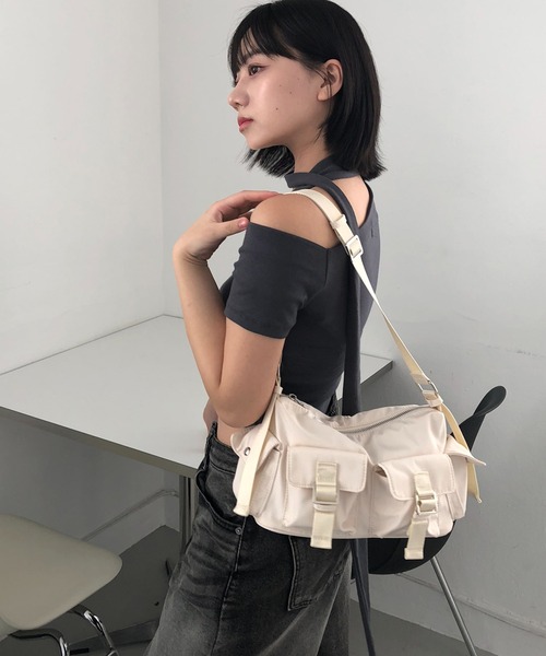 cream creme(クリームクレーム)の「2ポケットボストンショルダーバッグ(ショルダーバッグ・レディース・カーキ/ブラック/ホワイト・FREE)」の1枚目の写真