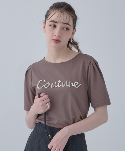 couture brooch(クチュールブローチ)の「◆【ほの甘、大人のフェミニンカジュアルT】パール調ロゴT(Tシャツ/カットソー・レディース・ブラウン系その他/オフホワイト/ブラック・42/38)」の1枚目の写真