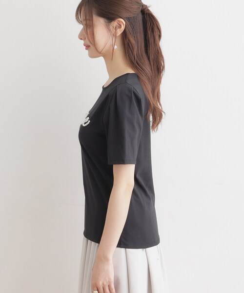 couture brooch(クチュールブローチ)の「◆【ほの甘、大人のフェミニンカジュアルT】パール調ロゴT(Tシャツ/カットソー・レディース・ブラウン系その他/オフホワイト/ブラック・42/38)」の9枚目の写真