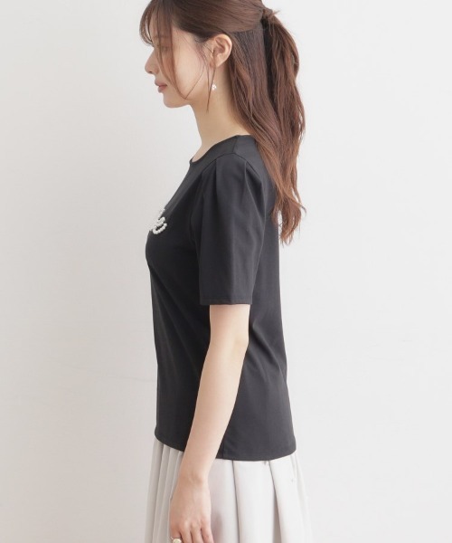 couture brooch(クチュールブローチ)の「◆【ほの甘、大人のフェミニンカジュアルT】パール調ロゴT(Tシャツ/カットソー・レディース・ブラウン系その他/オフホワイト/ブラック・42/38)」の4枚目の写真