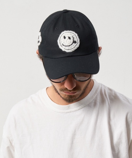 STUD MUFFIN(スタッドマフィン)の「STUD MUFFIN/スタッドマフィン/カギ編みスマイル&ワッペン コットンCAP(キャップ・メンズ・ホワイト/ブラック・F)」の1枚目の写真