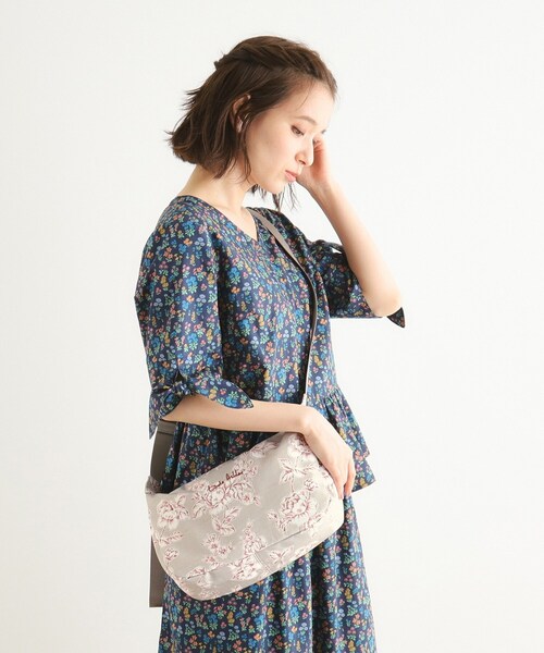 LAURA ASHLEY(ローラアシュレイ)の「ポリントン ローゼズ柄 ショルダーバッグ(ショルダーバッグ・レディース・ピンク系その他/ベージュ系その他3/ネイビー系・00)」の4枚目の写真