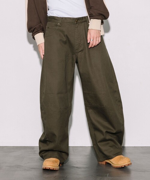 FREAK'S STORE(フリークスストア)の「FREAK’S STORE/フリークスストア ワイドシルエット カーブ チノパンツ/バルーンシルエット(チノパンツ・メンズ・キャメル/ブラック/オリーブ・LARGE/MEDIUM)」の3枚目の写真