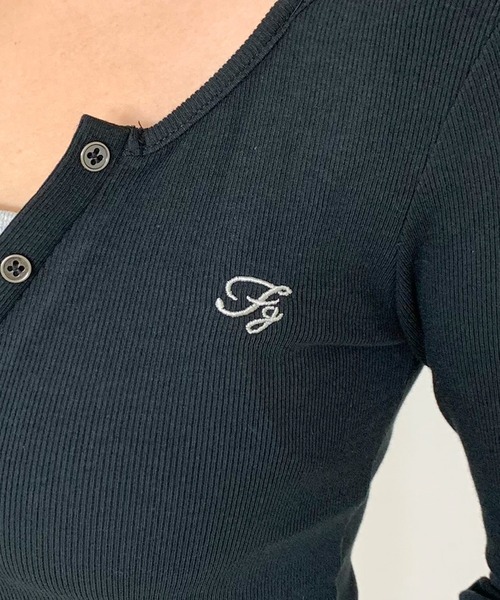 non-hedge（ノンヘッジ）の「アンサンブル風ロゴ刺繍ショート丈トップス（Tシャツ/カットソー・レディース・モカ/ブラック/グレー・FREE）」の22枚目の写真