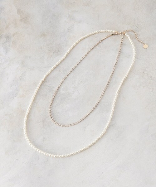 OPAQUE.CLIP（オペークドットクリップ）の「フェイクパール×ビジュー2連ネックレス（ネックレス・レディース・ゴールド/シルバー・00）」の2枚目の写真