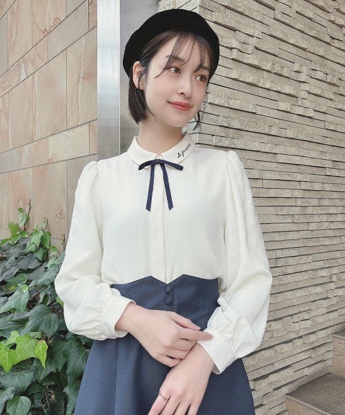 F i.n.t（フィント）の「リボンタイ付きロゴ刺繍衿長袖ブラウス/fint フィント（シャツ/ブラウス・レディース・オフホワイト/ライトベージュ・FREE）」の2枚目の写真