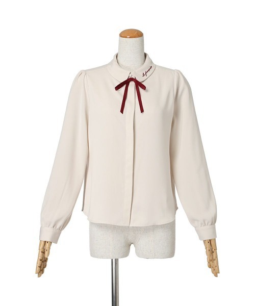 F i.n.t（フィント）の「リボンタイ付きロゴ刺繍衿長袖ブラウス/fint