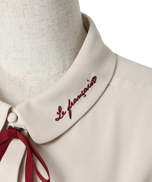 F i.n.t（フィント）の「リボンタイ付きロゴ刺繍衿長袖ブラウス/fint
