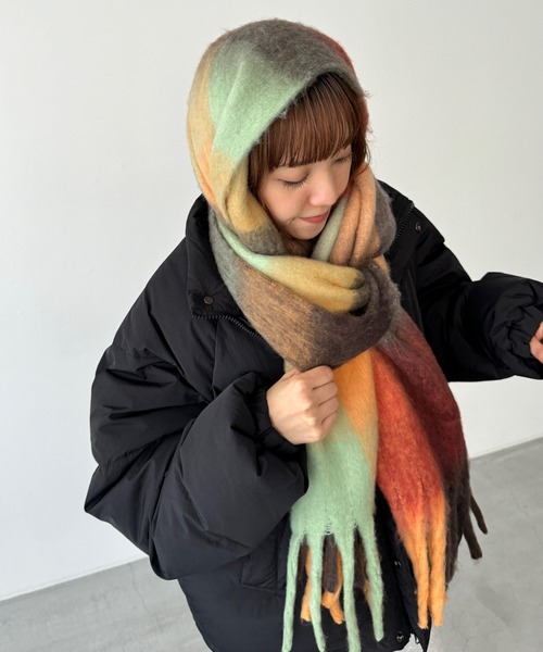 CANAL JEAN（キャナルジーン）の「El mar　ボリュームチェックマフラー（マフラー・レディース・ピンク/オレンジ/イエロー/ブラック・ONE SIZE）」の4枚目の写真