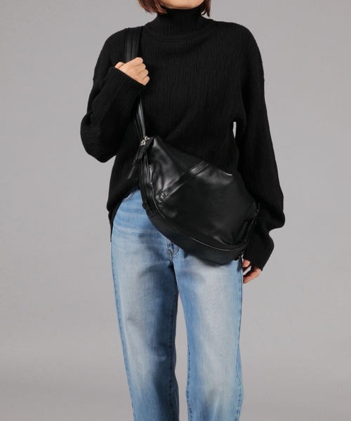 studio CLIP(スタディオクリップ)の「【軽量】軽らく柔らか合皮ショルダー(ショルダーバッグ・レディース・ブラック/アイボリー/その他2・FREE)」の5枚目の写真