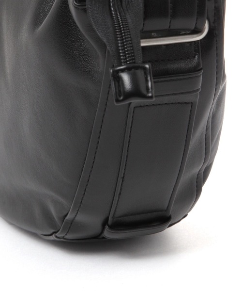 studio CLIP(スタディオクリップ)の「【軽量】軽らく柔らか合皮ショルダー(ショルダーバッグ・レディース・ブラック/アイボリー/その他2・FREE)」の12枚目の写真