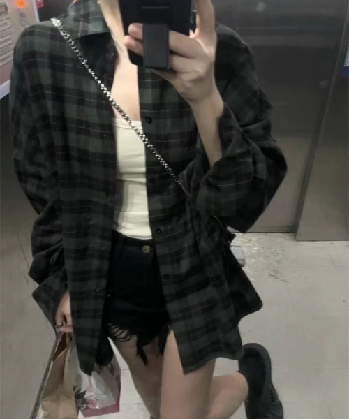 ViViDAY(ビビデー)の「ビッグシルエットチェック柄シャツ(シャツ/ブラウス・レディース・ダークグリーン・M)」の4枚目の写真