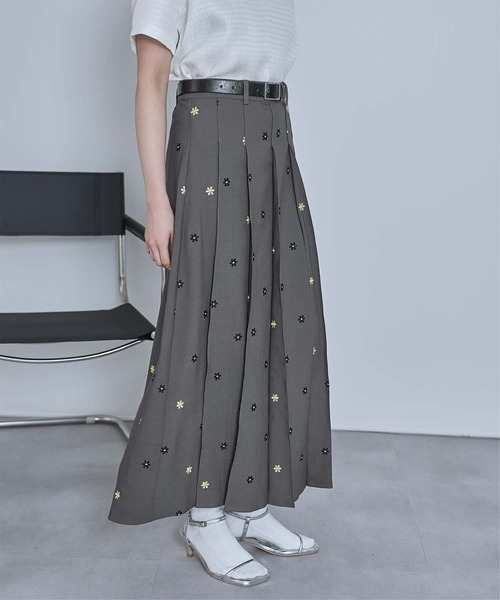 miette（ミエット）の「花柄刺繍プリーツスカート（スカート・レディース・グレー/ブラック・FREE）」の2枚目の写真