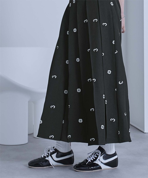 miette（ミエット）の「花柄刺繍プリーツスカート（スカート・レディース・グレー/ブラック・FREE）」の7枚目の写真