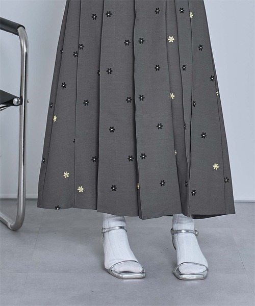 miette（ミエット）の「花柄刺繍プリーツスカート（スカート・レディース・グレー/ブラック・FREE）」の18枚目の写真