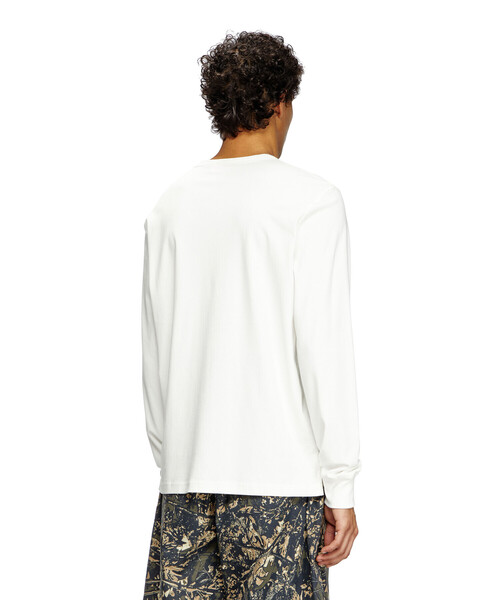 DIESEL（ディーゼル）の「メンズ 長袖Tシャツ T-ADJUST-LS-SLITS-R17（Tシャツ/カットソー・メンズ・ホワイト/ブラック・MEDIUM/SMALL/X-LARGE/XX-LARGE/X-SMALL/XXX-LARGE/LARGE）」の8枚目の写真