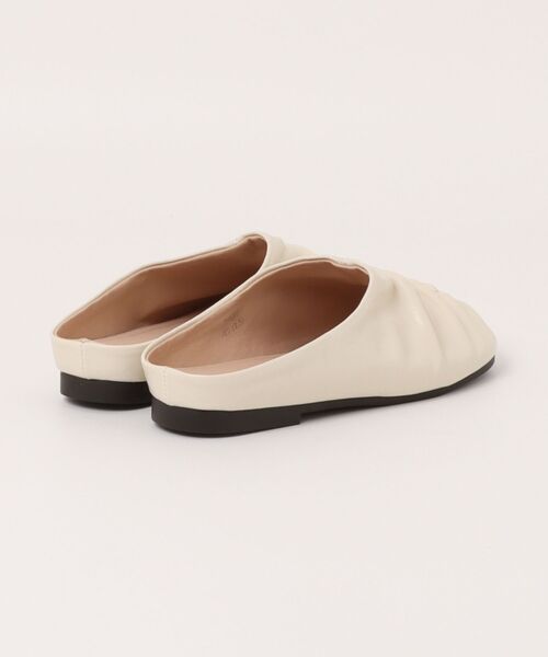 shoes365(シューズスリーシックスファイヴ)の「【shoes 365】ギャザーデザインフラットミュール (SS)(スリッポン・レディース・ブラウン/ブラック/オフホワイト・22.5cm/23.5cm/24.0cm/24.5cm/25.0cm/23.0cm)」の8枚目の写真