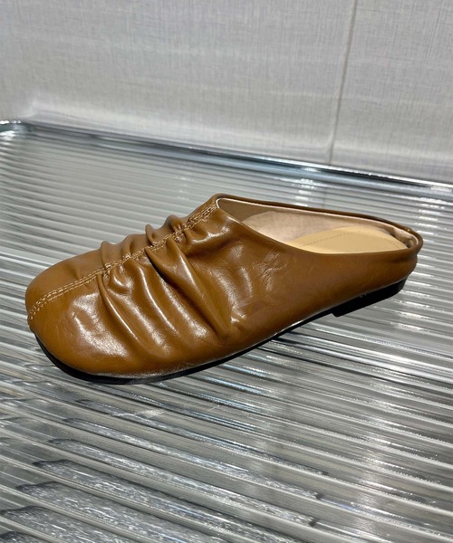 shoes365(シューズスリーシックスファイヴ)の「【shoes 365】ギャザーデザインフラットミュール (SS)(スリッポン・レディース・ブラウン/ブラック/オフホワイト・22.5cm/23.5cm/24.0cm/24.5cm/25.0cm/23.0cm)」の1枚目の写真
