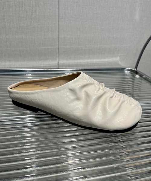 shoes365(シューズスリーシックスファイヴ)の「【shoes 365】ギャザーデザインフラットミュール (SS)(スリッポン・レディース・ブラウン/ブラック/オフホワイト・22.5cm/23.5cm/24.0cm/24.5cm/25.0cm/23.0cm)」の2枚目の写真