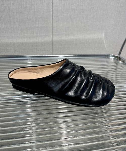 shoes365(シューズスリーシックスファイヴ)の「【shoes 365】ギャザーデザインフラットミュール (SS)(スリッポン・レディース・ブラウン/ブラック/オフホワイト・22.5cm/23.5cm/24.0cm/24.5cm/25.0cm/23.0cm)」の3枚目の写真