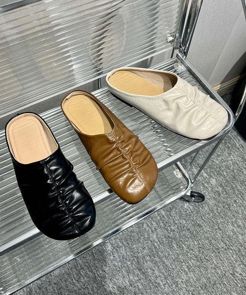 shoes365(シューズスリーシックスファイヴ)の「【shoes 365】ギャザーデザインフラットミュール (SS)(スリッポン・レディース・ブラウン/ブラック/オフホワイト・22.5cm/23.5cm/24.0cm/24.5cm/25.0cm/23.0cm)」の4枚目の写真