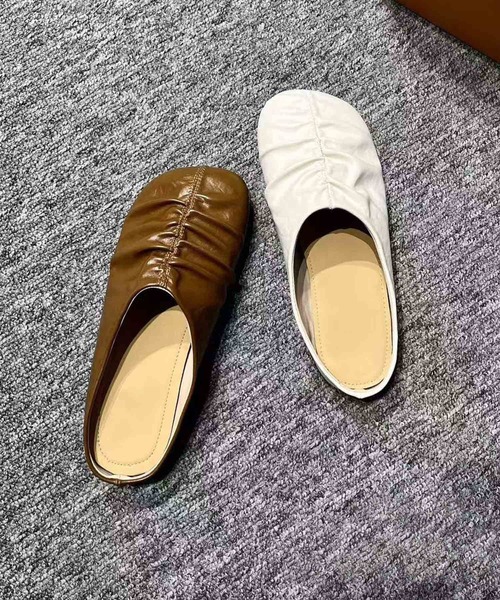 shoes365(シューズスリーシックスファイヴ)の「【shoes 365】ギャザーデザインフラットミュール (SS)(スリッポン・レディース・ブラウン/ブラック/オフホワイト・22.5cm/23.5cm/24.0cm/24.5cm/25.0cm/23.0cm)」の5枚目の写真