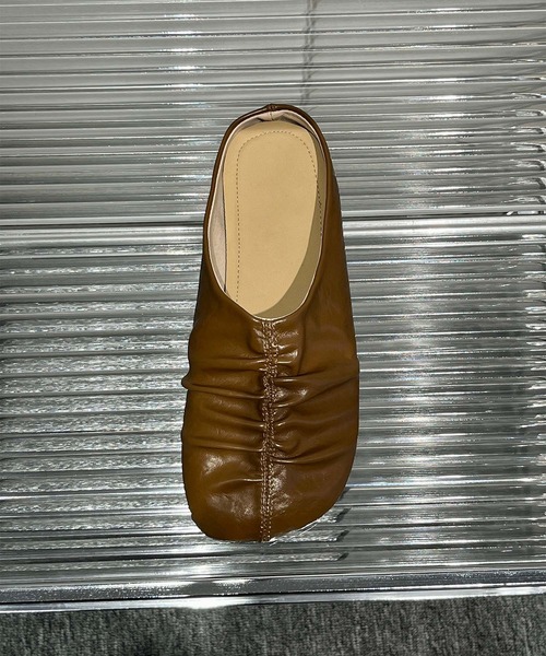 shoes365(シューズスリーシックスファイヴ)の「【shoes 365】ギャザーデザインフラットミュール (SS)(スリッポン・レディース・ブラウン/ブラック/オフホワイト・22.5cm/23.5cm/24.0cm/24.5cm/25.0cm/23.0cm)」の6枚目の写真