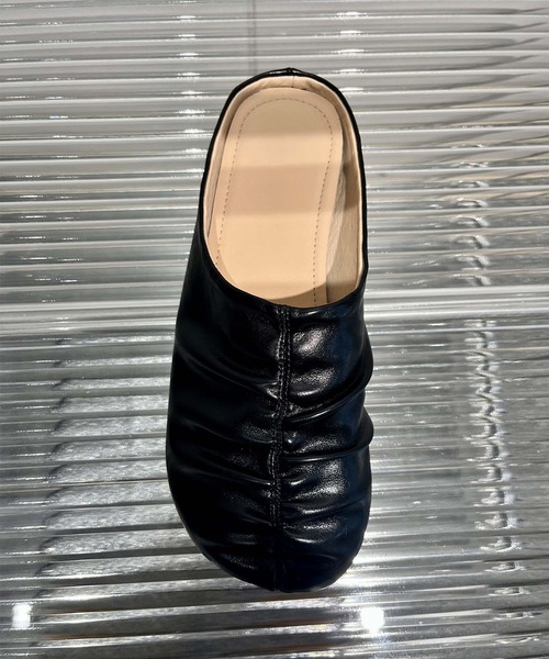 shoes365(シューズスリーシックスファイヴ)の「【shoes 365】ギャザーデザインフラットミュール (SS)(スリッポン・レディース・ブラウン/ブラック/オフホワイト・22.5cm/23.5cm/24.0cm/24.5cm/25.0cm/23.0cm)」の7枚目の写真