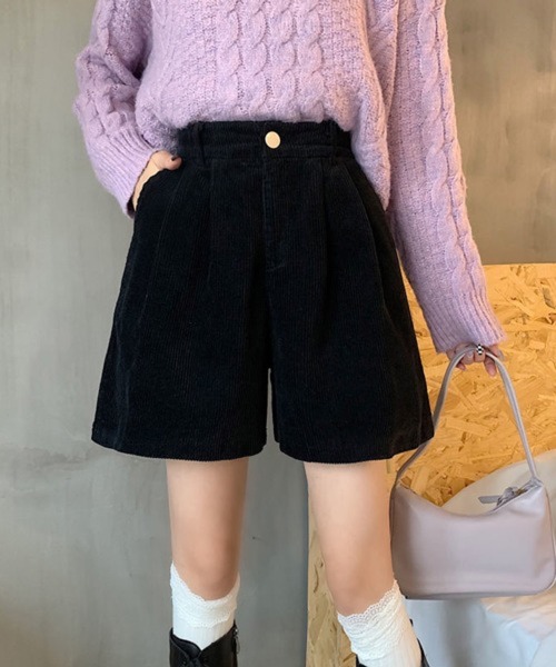 CERCA（チェルカ）の「Nia(ニア)/【着痩せ】【冬のミニボトム】ハイウエスト コーデュロイショートパンツ（その他パンツ・レディース・ブラウン/ブラック・SMALL/LARGE/MEDIUM）」の2枚目の写真
