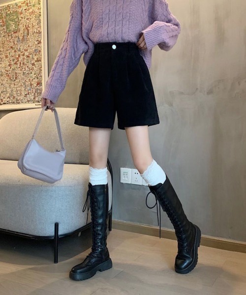 CERCA（チェルカ）の「Nia(ニア)/【着痩せ】【冬のミニボトム】ハイウエスト コーデュロイショートパンツ（その他パンツ・レディース・ブラウン/ブラック・SMALL/LARGE/MEDIUM）」の4枚目の写真