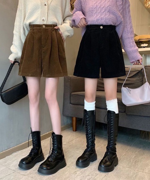CERCA（チェルカ）の「Nia(ニア)/【着痩せ】【冬のミニボトム】ハイウエスト コーデュロイショートパンツ（その他パンツ・レディース・ブラウン/ブラック・SMALL/LARGE/MEDIUM）」の5枚目の写真