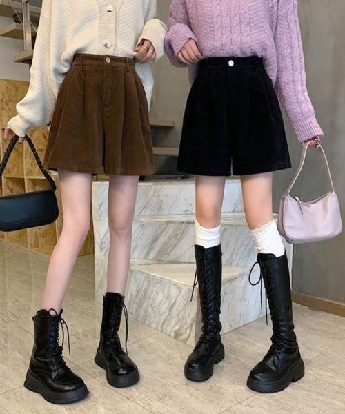 CERCA（チェルカ）の「Nia(ニア)/【着痩せ】【冬のミニボトム】ハイウエスト コーデュロイショートパンツ（その他パンツ・レディース・ブラウン/ブラック・SMALL/LARGE/MEDIUM）」の10枚目の写真