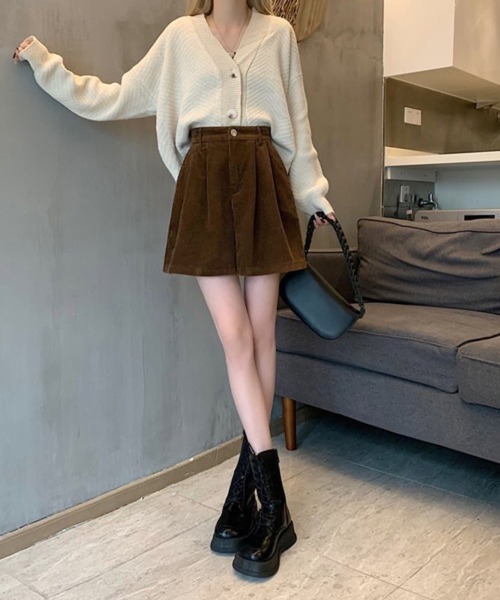 CERCA（チェルカ）の「Nia(ニア)/【着痩せ】【冬のミニボトム】ハイウエスト コーデュロイショートパンツ（その他パンツ・レディース・ブラウン/ブラック・SMALL/LARGE/MEDIUM）」の16枚目の写真